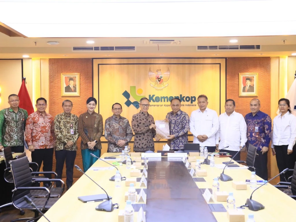 Menkop Serahkan Daftar Koperasi Sektor Jasa Keuangan ke OJK